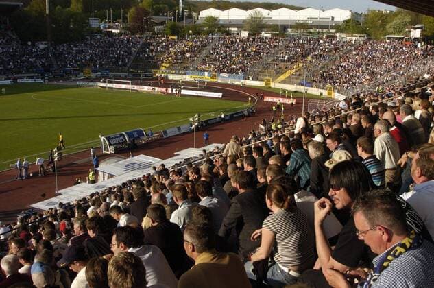 The 1 FC Saarbrücken meets in the 2 Bundesliga on the team of the Offenbacher Kickers on Tuesday 2 5 2006 in Saarbrücken Ludwigspark While the Offenbach performer dances perform Saarbrücken fans burn their fan articles