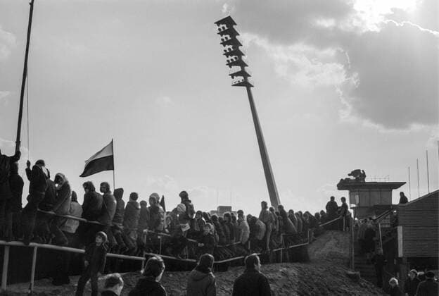 SG Dynamo Dresden Wismut Aue Football DDROberliga Season 1974 1975 08 03 1975 SG Dynamo DresdenWismut Aue Rudolf Harbig Stadium Dresden Dynamos Fans in the Stadium Dresden Saxony Germany