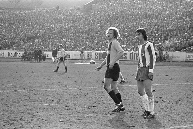 SG Dynamo Dresden - 1. FC Magdeburg Fußball, DDROberliga, Saison 1975 1976, 20. Spieltag, 27.03.1976, SG Dynamo Dresden1. FC Magdeburg, Rudolf-Harbig-Stadion, Dresden. Dynamos Hans-Jürgen Hansi Kreische (li.) und Magdeburgs Jürgen Sparwasser. Dresden Sachsen Deutschland *** SG Dynamo Dresden 1 FC Magdeburg Football DDROberliga Season 1975 1976 20 Matchday 27 03 1976 SG Dynamo Dresden1 FC Magdeburg Rudolf Harbig Stadium Dresden Dynamo Hans Jürgen Hansi Kreische Li and Magdeburg Jürgen Sparwasser Dresden Saxony Germany