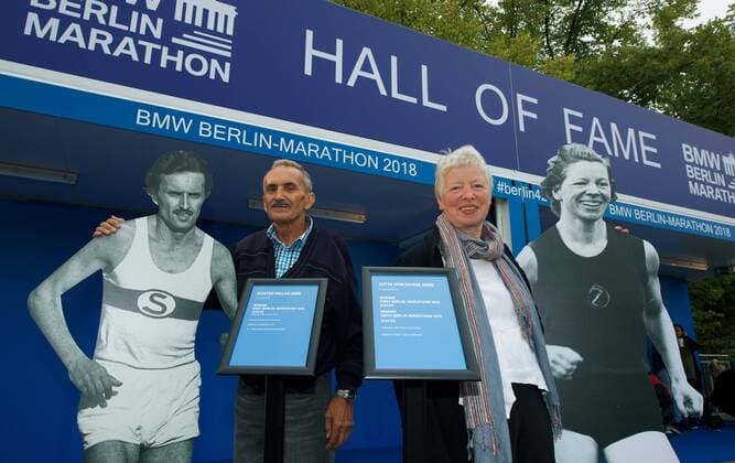 45 BMW Berlin Marathon 13.09.2018 Strasse des 17 Juni Brandenburger Tor Eroeffnung der HALL OF FAME Günter HALLAS GER Sieger beim 1 Berlin Marathon 1974 in 2.44.53 Stunden Jutta von HAASE GER Siegerin beim ersten Berlin Marathon 1994 in 3.22.01 Stunden copyright camera4 Eberhard Thonfeld *** 45 BMW Berlin Marathon 13 09 2018 Strasse des 17 Juni Brandenburger Tor Opening of the HALL OF FAME Günter HALLAS GER Winner of the 1 Berlin Marathon 1974 in 2 44 53 hours Jutta von HAASE GER Winner of the first Berlin Marathon 1994 in 3 22 01 hours copyright camera4 Eberhard Thonfeld