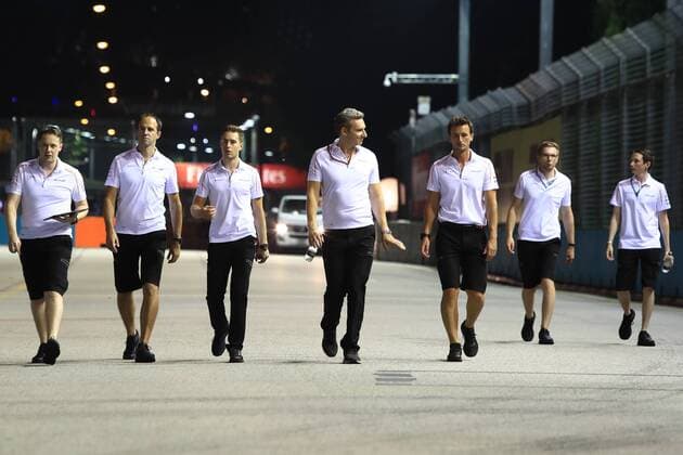 13th September 2018, Marina Bay Street Circuit, Singapore; Formula One Grand Prix of Singapore, driver arrivals and press conference PK Pressekonferenz McLaren, Stoffel Vandoorne walks the track  ActionPlus12061886 Octane