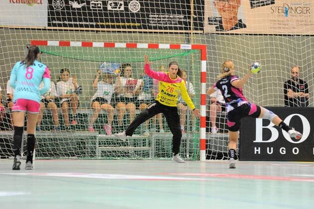 Isabel Roch TusSies Metzingen 26 in goal against Amanda Maric HZRK Grude 2 TusSies Metzingen Women EHF Cup Round 1 14 09 2018 Photo TBaur Eibner TusSies Metzingen vs. HZRK Grude Metzingen Copyright: xEIBNER TobiasxBaurx EP_TBR