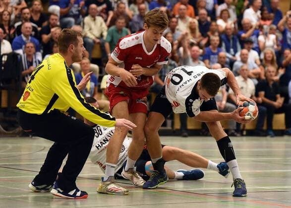 14 09 2018 xpsx Handball 3 Liga HSG Hanau HSG Rodgau Nieder Roden v 1 Sebastian Schermuly Hanau Johannes von der Au Rodgau Marc Strohl Hanau Hanau Hessen Germany DEU
