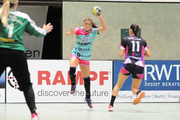 Kelly Vollebregt TusSies Metzingen 31 against Lejla Kasumacic HZRK Grude 11 TusSies Metzingen Women EHF Cup Round 1 14 09 2018 Photo TBaur Eibner TusSies Metzingen vs. HZRK Grude Metzingen Copyright: xEIBNER TobiasxBaurx EP_TBR