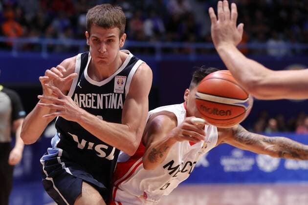 Argentinian Nicolas Brussino (L) in action against Mexican Lucas Martinez (R) during a qualifying game for the Chinese Basketball World Cup 2019, in Mexico City, Mexico, 14 September 2018. MEXICO - ARGENTINA !ACHTUNG: NUR REDAKTIONELLE NUTZUNG!  Copyright: xJoséxMéndezx MEX02 20180915-636725835480529248