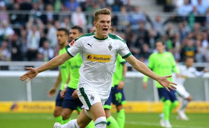 Bundesliga Germany Men Season 2018 2019 3 Matchday Borussia Park Mönchengladbach Bor Mönchengladbach BMG white FC Schalke 04 S04 yellow jubilee Matthias Ginter BMG after his goal to 1 0 rejoicing joy DFL REGULATIONS PROHIBIT ANY USE OF PHOTOGRAPH AS IMAGE SEQUENCES AND OR QUASI VIDEO