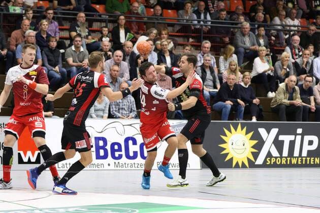 Carsten Ridder TUSEM Essen 24 against Jan Eric Speckmann TuS N Luebbecke 45 left and Marian Orlowski TuS N Luebbecke 29 right TuS N Luebbecke vs TUSEM Essen Handball 2 Bundesliga 15 09 2018 TuS N Luebbecke vs TUSEM Essen Handball 2 Bundesliga 15 09 2018 Luebbecke Copyright: xEIBNER JanxStrohdiekx EP_JSK