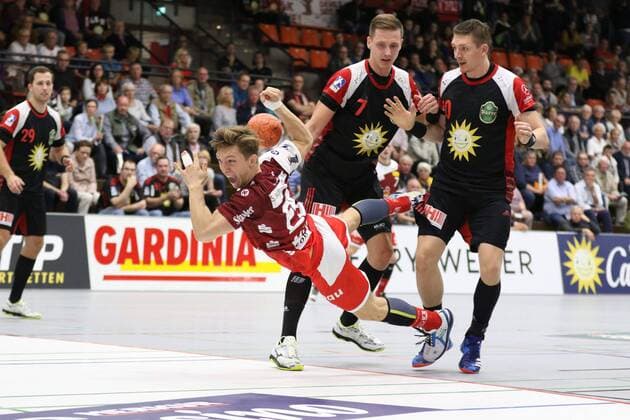 Moritz Schade TuS N Luebbecke 25 loses the ball after attacking Patryk Walczak TuS N Luebbecke 7 and Lukasz Gierak TuS N Luebbecke 10 right TuS N Luebbecke vs TUSEM Essen Handball 2 Bundesliga 15 09 2018 TuS N Luebbecke vs TUSEM Essen Handball 2 Bundesliga 15 09 2018 Luebbecke Copyright: xEIBNER JanxStrohdiekx EP_JSK