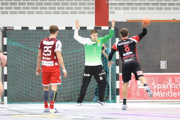 Jens Bechtloff TuS N Luebbecke 8 takes a seven-meter strike against Sebastian Bliss TUSEM Essen 12 Goal left Justin Mueller TUSEM Essen 25 TuS N Luebbecke vs TUSEM Essen Handball 2 Bundesliga 15 09 2018 TuS N Luebbecke vs TUSEM Essen Handball 2 Bundesliga 15 09 2018 Luebbecke Copyright: xEIBNER JanxStrohdiekx EP_JSK
