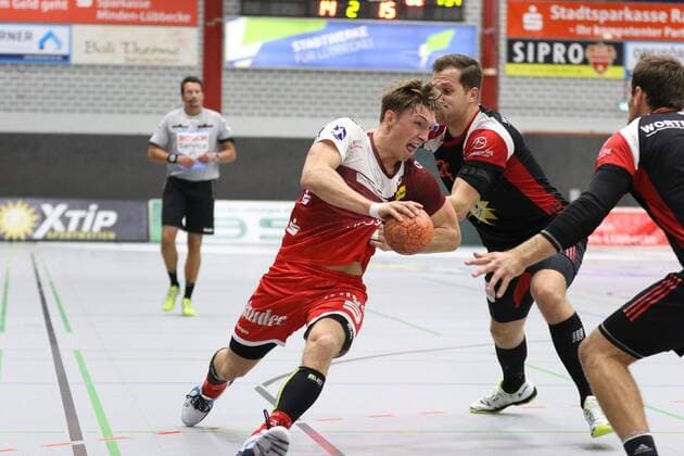 Justin Mueller TUSEM Essen 25 against Marian Orlowski TuS N Luebbecke 29 behind TuS N Luebbecke vs TUSEM Essen Handball 2 Bundesliga 15 09 2018 TuS N Luebbecke vs TUSEM Essen Handball 2 Bundesliga 15 09 2018 Luebbecke Copyright: xEIBNER JanxStrohdiekx EP_JSK