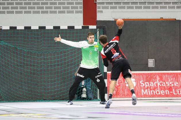 Jens Bechtloff TuS N Luebbecke 8 takes a seven-meter strike against Sebastian Bliss TUSEM Essen 12 TuS N Luebbecke vs TUSEM Essen Handball 2 Bundesliga 15 09 2018 TuS N Luebbecke vs TUSEM Essen Handball 2 Bundesliga 15 09 2018 Luebbecke Copyright: xEIBNER JanxStrohdiekx EP_JSK