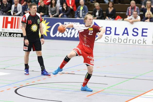 tw2 leads a penalty from behind Lukasz Gierak TuS N Luebbecke 10 TuS N Luebbecke vs TUSEM Essen Handball 2 Bundesliga 15 09 2018 TuS N Luebbecke vs TUSEM Essen Handball 2 Bundesliga 15 09 2018 Luebbecke Copyright: xEIBNER JanxStrohdiekx EP_JSK