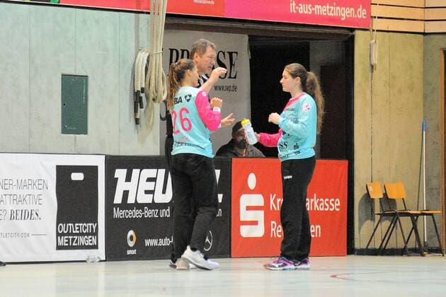 Alexander Vorontsov TusSies Metzingen Goalkeeping coach with Isabel Roch TusSies Metzingen 26 in goal and Jesse van de Polder TusSies Metzingen 1 in goal TusSies Metzingen Women EHF Cup Round 1 15 09 2018 Photo TBaur Eibner TusSies Metzingen vs. HZRK Grude Metzingen Copyright: xEIBNER TobiasxBaurx EP_TBR
