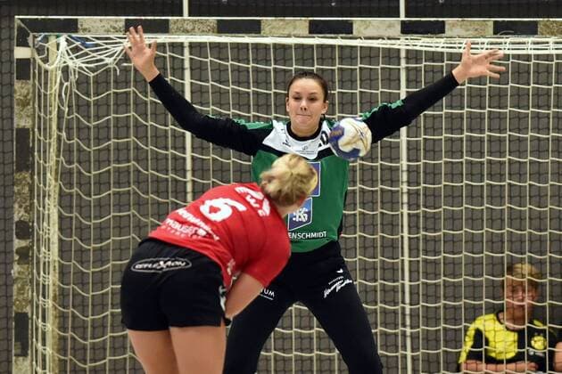 Anouk Nieuwenweg HSG Bad Wildungen Vipers at throw Nicole Roth Goalie Neckarsulmer Sport Union at the back Handball 1 Bundesliga Women HSG Bad Wildungen Vipers vs Neckarsulmer Sport Union 15 09 2018 Handball 1 Bundesliga Women HSG Bad Wildungen Vipers vs Neckarsulmer Sport Union 15 09 2018 Bad Wildungen Copyright: xEIBNER RolandxSippelx EP_RSL