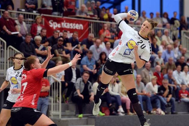 Nele Reimer Neckarsulmer Sport Union at the throw Sina Knights HSG Bad Wildungen Vipers L Handball 1 Bundesliga Women HSG Bad Wildungen Vipers vs Neckarsulmer Sport Union 15 09 2018 Handball 1 Bundesliga Women HSG Bad Wildungen Vipers vs Neckarsulmer Sport Union 15 09 2018 Bad Wildungen Copyright: xEIBNER RolandxSippelx EP_RSL