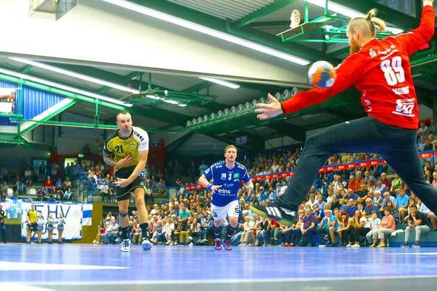 Per seven-meter defeats Florian Billek Coburg Goalkeeper Vilius Rasimas Aue Handball 2 League 2018 19 EHV Aue HSC 2000 Coburg 25 33 at 15 9 2018 EHV Aue HSC 2000 Coburg