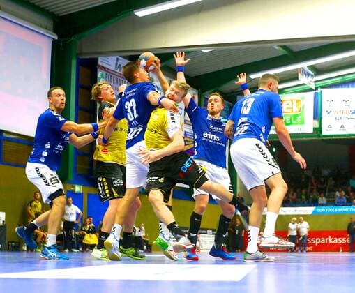 Kevin Lux Aue stops here Felix Sproß Coburg at the expense of a seven-meter handball 2 Liga 2018 19 EHV Aue HSC 2000 Coburg 25 33 at 15 9 2018 EHV Aue HSC 2000 Coburg