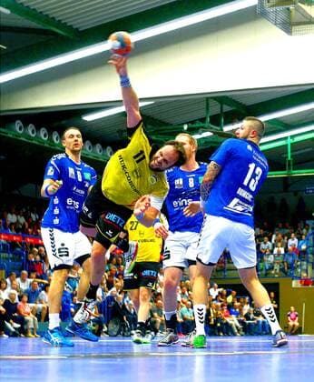 Goal shot by Sebastian Weber Coburg farther left Kevin Roch Aue Bengt Bornhorn Aue and Mindaugas Dumcius Aue Handball 2 League 2018 19 EHV Aue HSC 2000 Coburg 25 33 at 15 9 2018 EHV Aue HSC 2000 Coburg