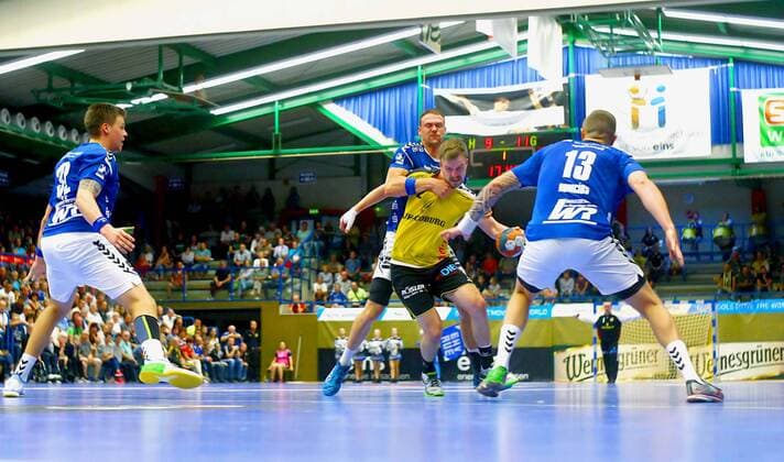 Pontus Zetterman Coburg is attacked by Kevin Roch Aue left Kevin Lux Aue right Mindaugas Dumcius Aue Handball 2 League 2018 19 EHV Aue HSC 2000 Coburg 25 33 at 15 9 2018 EHV Aue HSC 2000 Coburg