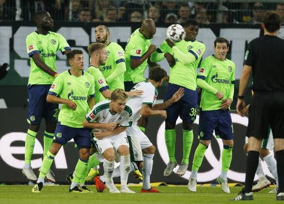 Mönchengladbach, Deutschland, 1. Fußball - BL, 3. Spieltag, Borussia Mönchengladbach vs. FC Schalke 04 2-1 am 15.09.2018 im Borussia Park in Mönchengladbach Die Schalker Abwehrmauer in ihren leuchtenden Trikots Gemäß den Vorgaben der DFL Deutsche Fußball Liga ist es untersagt, in dem Stadion und oder vom Spiel angefertigte Fotoaufnahmen in Form von Sequenzbildern und oder videoähnlichen Fotostrecken zu verwerten bzw. verwerten zu lassen. *** Mönchengladbach Germany 1 Football BL 3 Gameday Borussia Mönchengladbach vs. FC Schalke 04 2 1 on 15 09 2018 at Borussia Park in Mönchengladbach The Schalke defense wall in their glowing jerseys According to the DFL German Football League regulations, it is prohibited in the stadium and or the game Photographing in the form of sequence images and or video-like photo series to be used or recycled