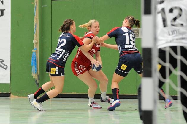Julia Redder BSV Sachsen Zwickau 55 vs Lea Neubrander SG H2Ku Herrenberg Kuties 18 and Lisa Gebhard SG H2Ku Herrenberg Kuties 19 SG H2Ku Herrenberg Handball League Stage 16 08 2018 Photo TBaur Eibner SG H2Ku Herrenberg Kuties VS BSV Sachsen Zwickau Herrenberg Copyright: xToBaurx EibnerxPressefotox EP_TB