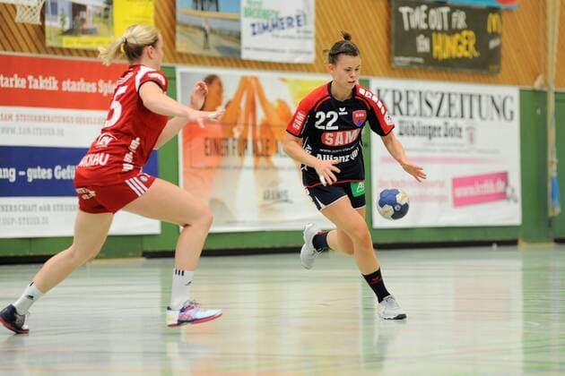 Marie Christine Beddies SG H2Ku Herrenberg Kuties 22 against Julia Redder BSV Sachsen Zwickau 55 SG H2Ku Herrenberg Handball League Stage 16 08 2018 Photo TBaur Eibner SG H2Ku Herrenberg Kuties VS BSV Sachsen Zwickau Herrenberg Copyright: xToBaurx EibnerxPressefotox EP_TB