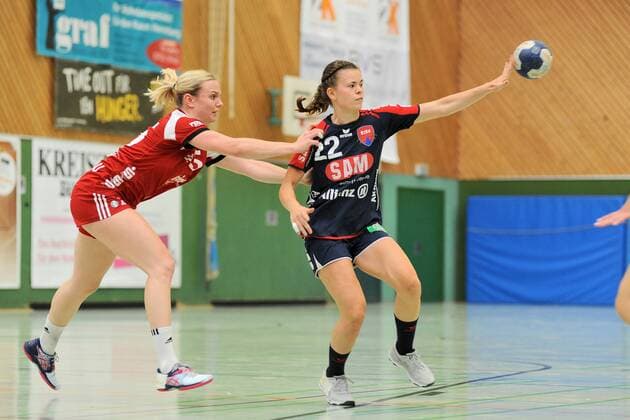 Marie Christine Beddies SG H2Ku Herrenberg Kuties 22 against Julia Redder BSV Sachsen Zwickau 55 SG H2Ku Herrenberg Handball League Stage 16 08 2018 Photo TBaur Eibner SG H2Ku Herrenberg Kuties VS BSV Sachsen Zwickau Herrenberg Copyright: xToBaurx EibnerxPressefotox EP_TB