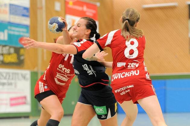 Carolin Tuc SG H2Ku Herrenberg Kuties 7 against Katarina Pavloic BSV Sachsen Zwickau 11 and Fabienne Kracht BSV Sachsen Zwickau 8 SG H2Ku Herrenberg Handball league match 16 08 2018 Photo TBaur Eibner SG H2Ku Herrenberg Kuties vs BSV Sachsen Zwickau Herrenberg Copyright: xToBaurx EibnerxPressefotox EP_TB