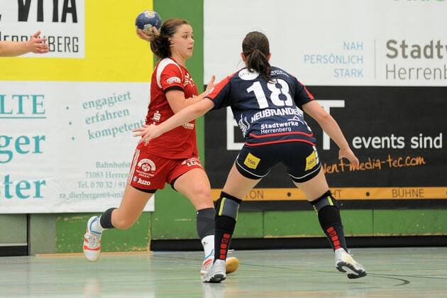 Katarina Pavloic BSV Sachsen Zwickau 11 v Stefanie Hopp BSV Sachsen Zwickau 18 SG H2Ku Herrenberg Handball league match 16 08 2018 Photo TBaur Eibner SG H2Ku Herrenberg Kuties v BSV Sachsen Zwickau Herrenberg Copyright: xToBaurx EibnerxPressefotox EP_TB