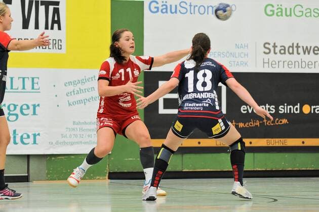 Katarina Pavloic BSV Sachsen Zwickau 11 vs Lea Neubrander SG H2Ku Herrenberg Kuties 18 SG H2Ku Herrenberg Handball league match 16 08 2018 Photo TBaur Eibner SG H2Ku Herrenberg Kuties VS BSV Sachsen Zwickau Herrenberg Copyright: xToBaurx EibnerxPressefotox EP_TB