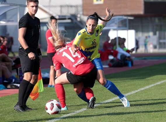 WOMEN SOCCER - BL, St.Poelten vs Altenmarkt SANKT POELTEN,AUSTRIA,16.SEP.18 - WOMEN SOCCER - OEFB Damen Bundesliga, SKN St. Poelten vs SKV Altenmarkt. Image shows Bettina Pfleger (Altenmarkt) and Nicole Sauer (St.Poelten). GEPAxpictures xWalterxLuger