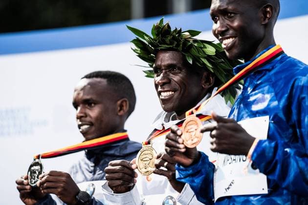 Sport Themen der Woche KW37 Sport Bilder des Tages Berlin, Deutschland, 16.09.2018: Amos Kipruto (Kenia), Eluid Kipchoge (Kenia) und Wilson Kipsang (Kenia) bei der Siegerehrung beim Berlin-Marathon 2018. *** Berlin Germany 16 09 2018 Amos Kipruto Kenya Eluid Kipchoge Kenya and Wilson Kipsang Kenya at the award ceremony at the Berlin Marathon 2018