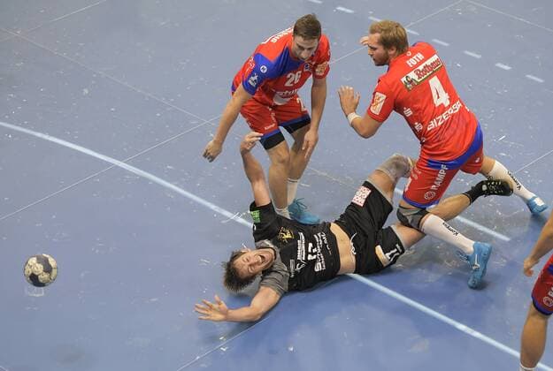 16 09 2018 Handball 2 Bundesliga HC Elbflorenz Dresden HBW Balingen Weilstetten Dresdens Norman Flödl is fouled by Balingens Lukas Saueressig and 4 Christoph Foth c