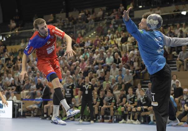 16 09 2018 Handball 2 Bundesliga HC Elbflorenz Dresden HBW Balingen Weilstetten Balingen Gregor Thomann successful against Dresden goalkeeper Hendrik Halfmann c