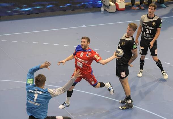 16 09 2018 Handball 2 Bundesliga HC Elbflorenz Dresden HBW Balingen Weilstetten Balingen Gregor Thomann successful against Dresden goalkeeper Hendrik Halfmann re Dresden Nils Holger Kretschmer and Dresdens Adrian Kammlodt c