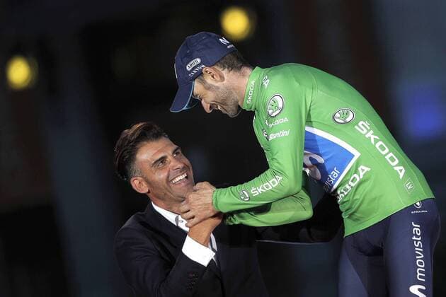 Spanish rider Alejandro Valverde (R) of the Movistar Team greets former rider Oscar Pereiro after puts on the green jersey on the podium after winning the best sprinter classification of the 2018 La Vuelta cycling race in Madrid, Spain, 16 September 2018. La Vuelta 2018 - 21st stage !ACHTUNG: NUR REDAKTIONELLE NUTZUNG!  Copyright: xMANUELxBRUQUEx VUE01 20180916-636727376047528269
