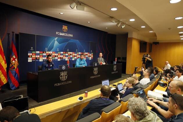 (L-R) Hirving Lozano of PSV, coach Mark van Bommel of PSV, PSV press officer Thijs Slegers during a training session prior to the UEFA Champions League group B match between FC Barcelona Barca and PSV Eindhoven at the Camp Nou stadium on September 17, 2018 in Barcelona, Spain. UEFA Champions League 2018 2019 xVIxVIxImagesx xMauricexvanxSteenxIVx 12152687