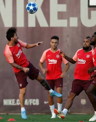 FC Barcelona Barca s Argentinian striker Lionel Messi (L), Spanish-Moroccan striker Munir El Haddadi (2l), Chilean Arturo Vidal (2R) and French defender Samuel Umtiti (R) participate in a training session of the team before the first round of the UEFA Champions League, in which PSV Eindhoven and FC Barcelona will play at the Camp Nou stadium, in Barcelona, Catalonia, Spain, 17 September 2018. FC Barcelona s training session !ACHTUNG: NUR REDAKTIONELLE NUTZUNG!  Copyright: xEnricxFontcubertax SJD07 20180917-636728129004149102