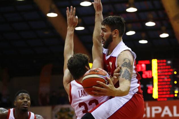 Chilean Manuel Suarez (R) in action against Canadian Kyle Landry during the World Cup China 2019 qualifier between Chile and Canada at the Antonio Azurmendi Riveros Coliseum, in Valdivia, Chile, 17 September 2018. Chile vs. Canada !ACHTUNG: NUR REDAKTIONELLE NUTZUNG!  Copyright: xJavierxValdesxLarrondox VAL105 20180918-636728317917119733