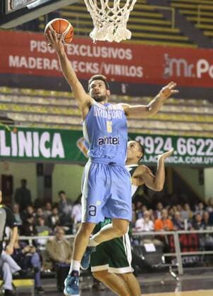 Mexican Paul Stoll (R) in action against Uruguayan Luciano Parodi during a World Cup China 2019 qualifier between Uruguay and Mexico, in Montevideo, Uruguay, 17 September 2018. Uruguay vs. Mexico !ACHTUNG: NUR REDAKTIONELLE NUTZUNG!  Copyright: xRaulxMartinezx MON106 20180918-636728333843141247