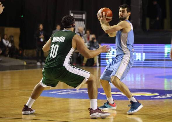 Mexican Gabriel Giron (L) in action against Uruguayan Bruno Fitipaldo during a World Cup China 2019 qualifier between Uruguay and Mexico, in Montevideo, Uruguay, 17 September 2018. Uruguay vs. Mexico !ACHTUNG: NUR REDAKTIONELLE NUTZUNG!  Copyright: xRaulxMartinezx MON107 20180918-636728336991464549