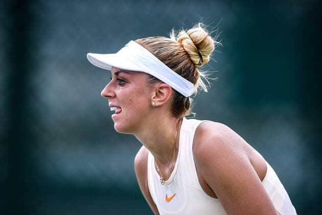 Sabine Lisicki of Germany prepares to return a shot to Vera Zvonareva of Russia in their first round match during the WTA Tennis Damen Guangzhou International Women s Open 2018 in Guangzhou city, south China s Guangdong province, 17 September 2018. Sabine Lisicki defeated Vera Zvonareva 2-0 (6-4, 6-2). Sabine Lisicki defeats Vera Zvonareva at WTA Guangzhou International Women s Open 2018  20180917_10861