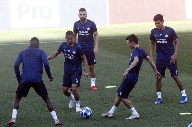 Entrenamiento del PSV en el Camp Nou antes del partido de Liga de Campeones ante el Barcelona. En la imagen, Lozano. PSV training session at Camp Nou before Champions League match against Barcelona. In this picture, Lozano. 