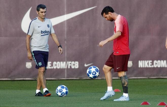 Entrenamiento del Barcelona. En la imagen, Valverde y Messi. Barcelona practice. In this picture, Valverde and Messi. 