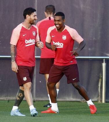Entrenamiento del Barcelona. En la imagen, Messi y Malcom.Barcelona practice. In this picture, Messi and Malcom. 