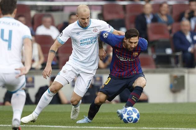 BARCELONA, 18-09-2018, Stadium Nou Camp, season 2018 2019, Champions League football. (Left-right) PSV player Jorrit Hendrix , Barcelona player Lionel Messi during the match FC Barcelona Barca - PSV . Barcelona - PSV  x2474534x