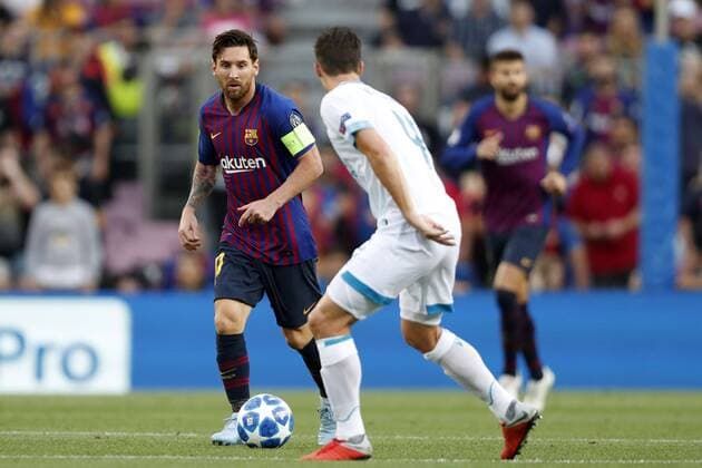 (l-r) Lionel Messi of FC Barcelona Barca Nick Viergever of PSV during the UEFA Champions League group B match between FC Barcelona and PSV Eindhoven at the Camp Nou stadium on September 18, 2018 in Barcelona, Spain. UEFA Champions League 2018 2019 xVIxVIxImagesx xMauricexvanxSteenxIVx 12162162