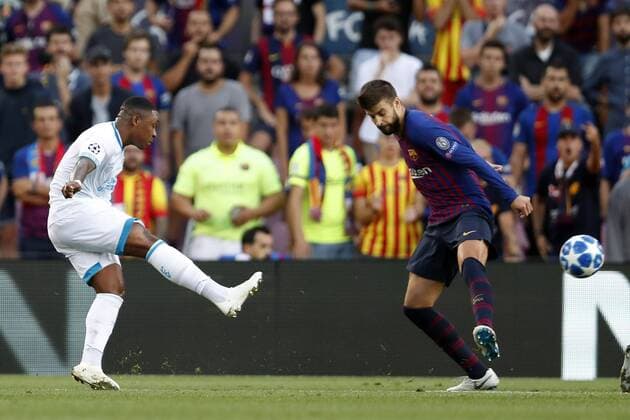 (l-r) Steven Bergwijn of PSV, Gerard Pique of FC Barcelona Barca during the UEFA Champions League group B match between FC Barcelona and PSV Eindhoven at the Camp Nou stadium on September 18, 2018 in Barcelona, Spain. UEFA Champions League 2018 2019 xVIxVIxImagesx xMauricexvanxSteenxIVx 12162163