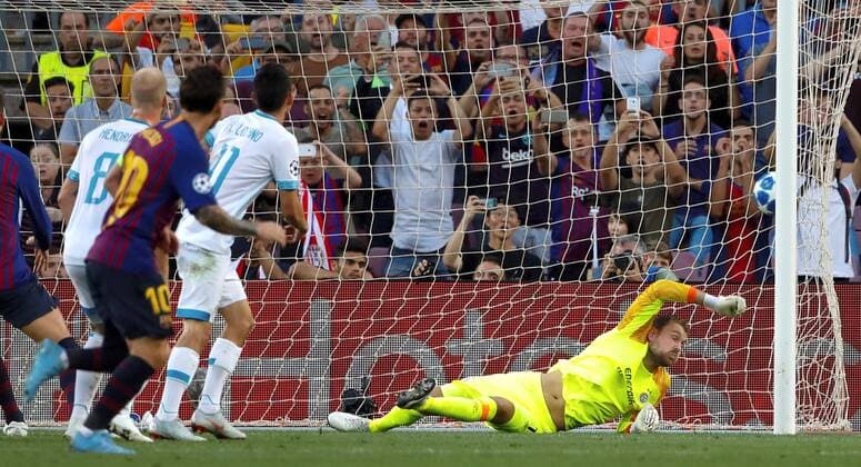 PSV Eindhoven s Dutch goalkeeper Jeroen Zoet (R) reacts as FC Barcelona Barca s Lionel Messi scores a goal during the first UEFA Champions League group B match between FC Barcelona and PSV Eindhoven, at the Camp Nou stadium, in Barcelona, Catalonia, Spain, 18 September 2018. FC Barcelona vs. PSV Eindhoven !ACHTUNG: NUR REDAKTIONELLE NUTZUNG!  Copyright: xAlejandroxGarciax BCN07 20180918-636728971691331889