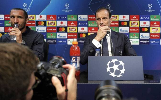 Juventus head coach Massimiliano Allegri (R) and captain Giorgio Chiellini deliver a press conference PK Pressekonferenz at the Mestalla stadium, in Valencia, Valencian Community, Spain, 18 September 2018. Juventus will face Valencia CF tomorrow in the first round of the UEFA Champions League groups phase. Juventus press conference at the Mestalla stadium !ACHTUNG: NUR REDAKTIONELLE NUTZUNG!  Copyright: xManuelxBruquex VAL05 20180918-636729001570531600